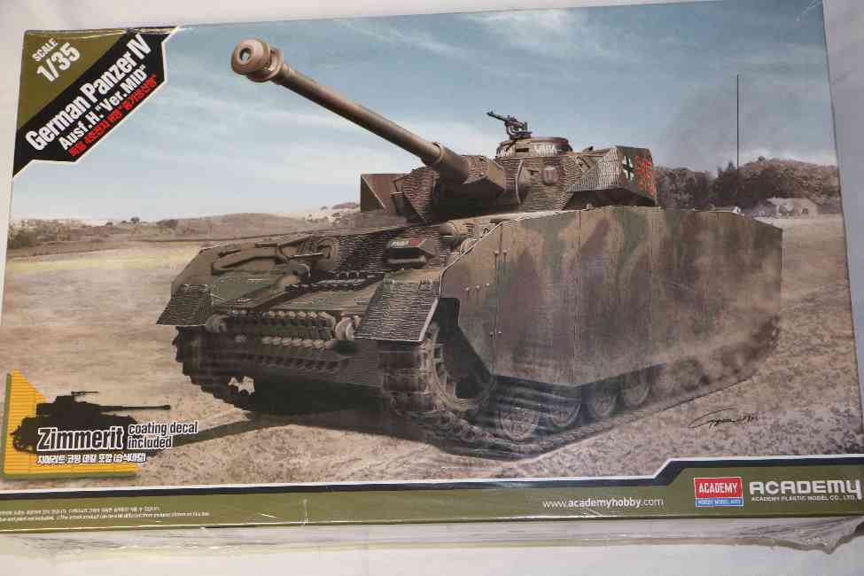 ACA13516 - Academy 1/35 German Panzer IV Ausf.H 'VET.MID'