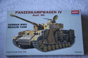 ACA1327 - Academy 1/35 Panzer IV Ausf.H w/Armour