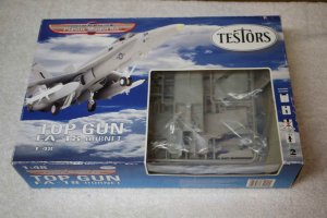 TES7524 - Testors 1/48 FA-18 Hornet w/Top Gun hat